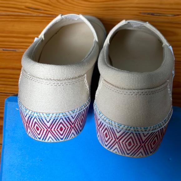 Just like new. Toms. Wrong size too big. - Picture 1 of 4